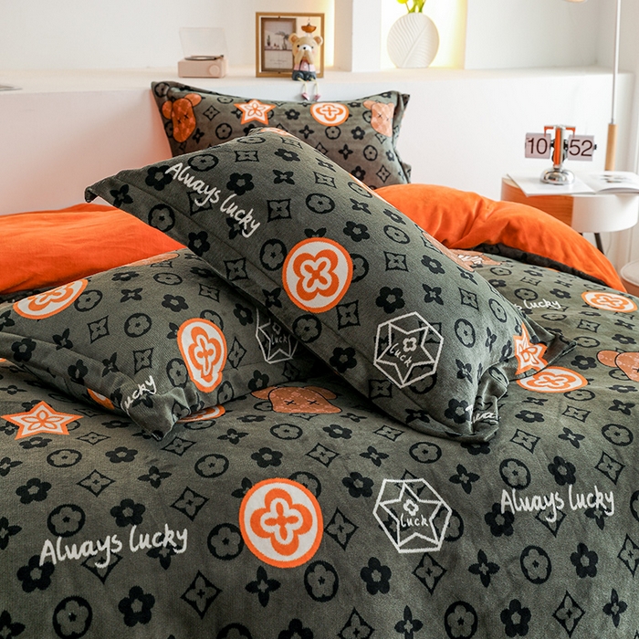 91家纺网 家纺一手货源 找家纺 宅部落 2025新款高克重牛奶绒卡通印花单被套 幸运熊