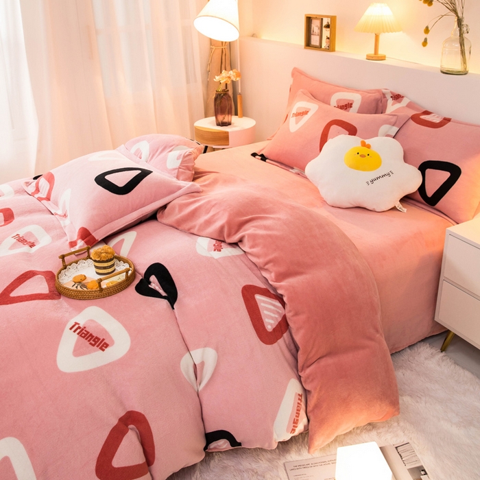 91家纺网 家纺一手货源 找家纺 宅部落 2025新款高克重牛奶绒卡通印花单被套 简约时代