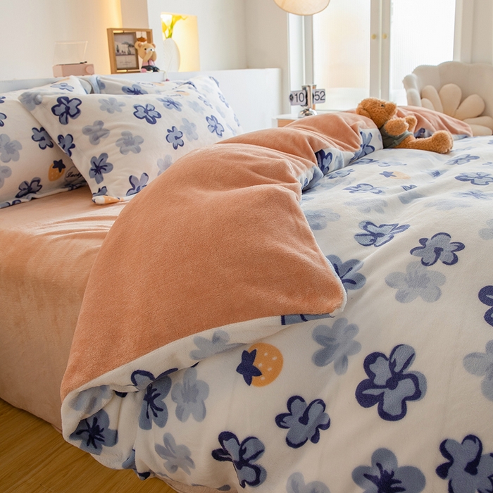 91家纺网 家纺一手货源 找家纺 宅部落 2025新款高克重牛奶绒卡通印花单被套 花韵