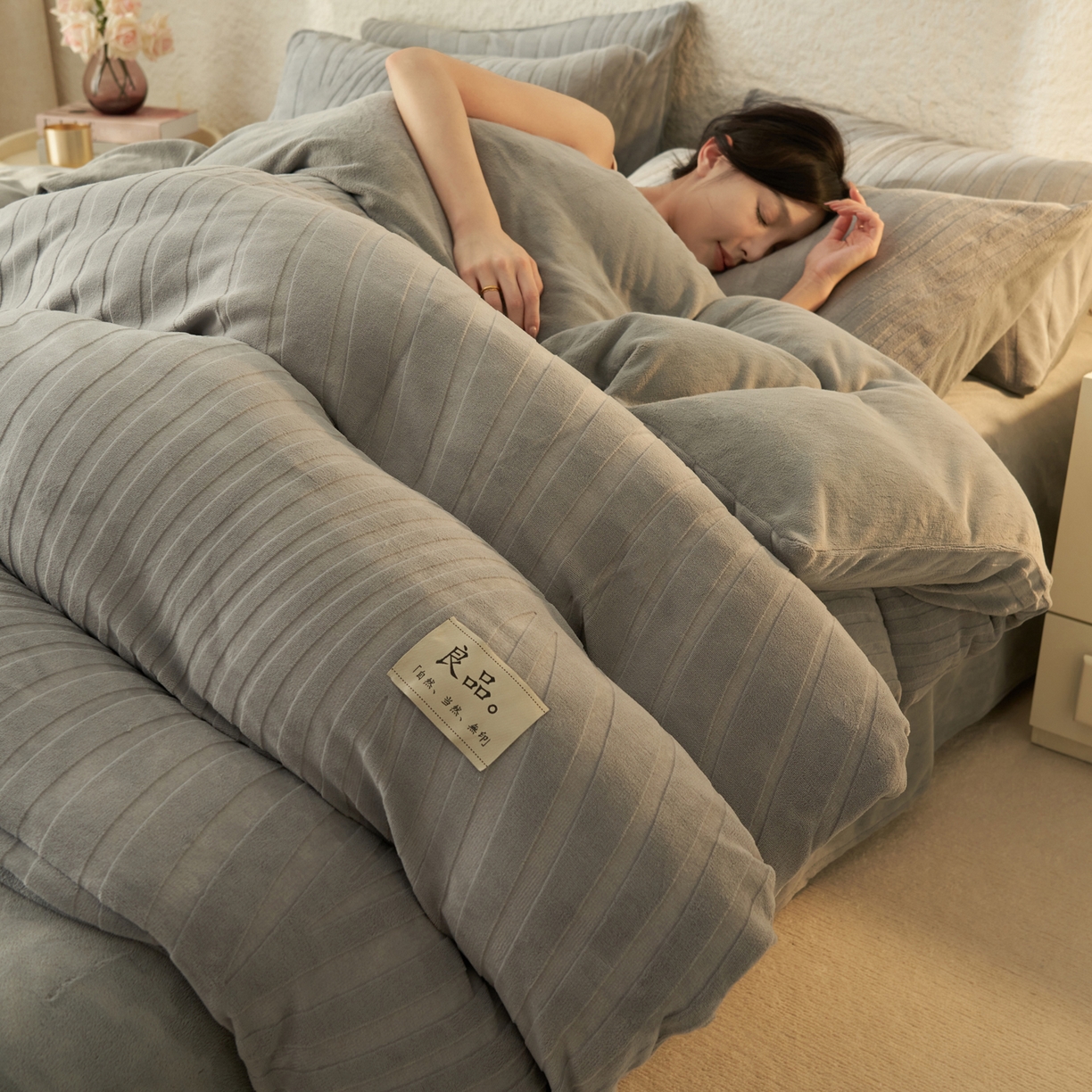 91家纺网 家纺一手货源 找家纺 （总）寐绸家纺 2025秋冬新款230g牛奶绒曲线雕花四件套