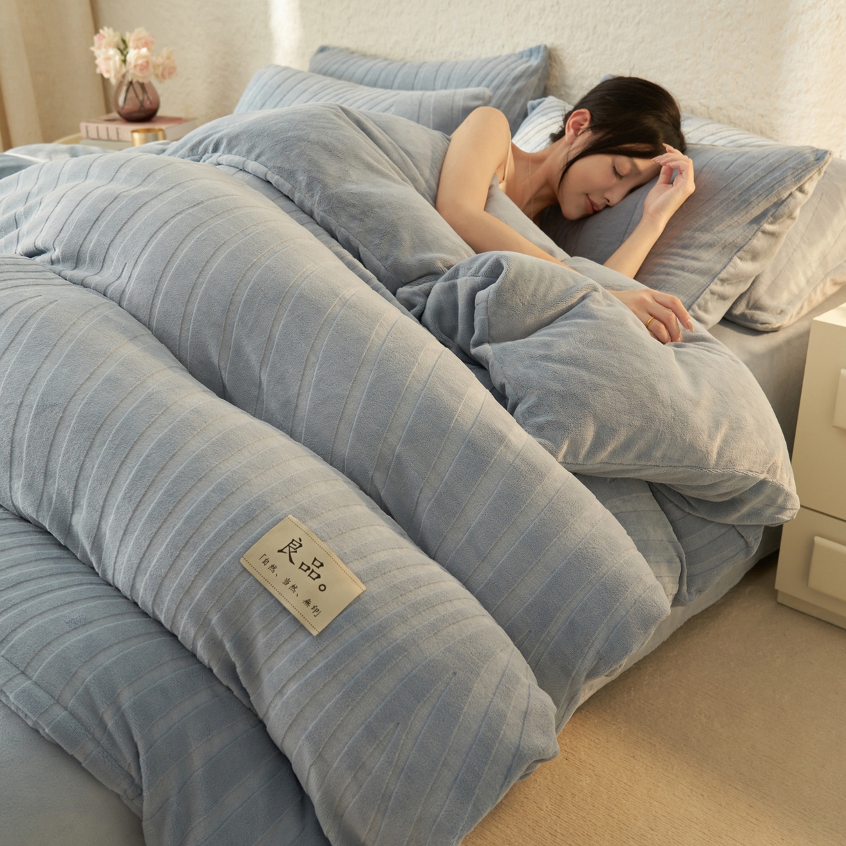 91家纺网 家纺一手货源 找家纺 （总）寐绸家纺 2025秋冬新款230g牛奶绒曲线雕花四件套