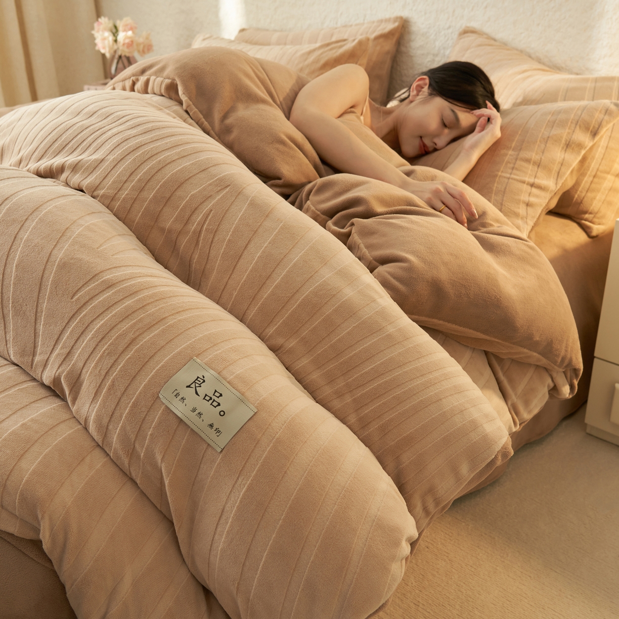 91家纺网 家纺一手货源 找家纺 （总）寐绸家纺 2025秋冬新款230g牛奶绒曲线雕花四件套