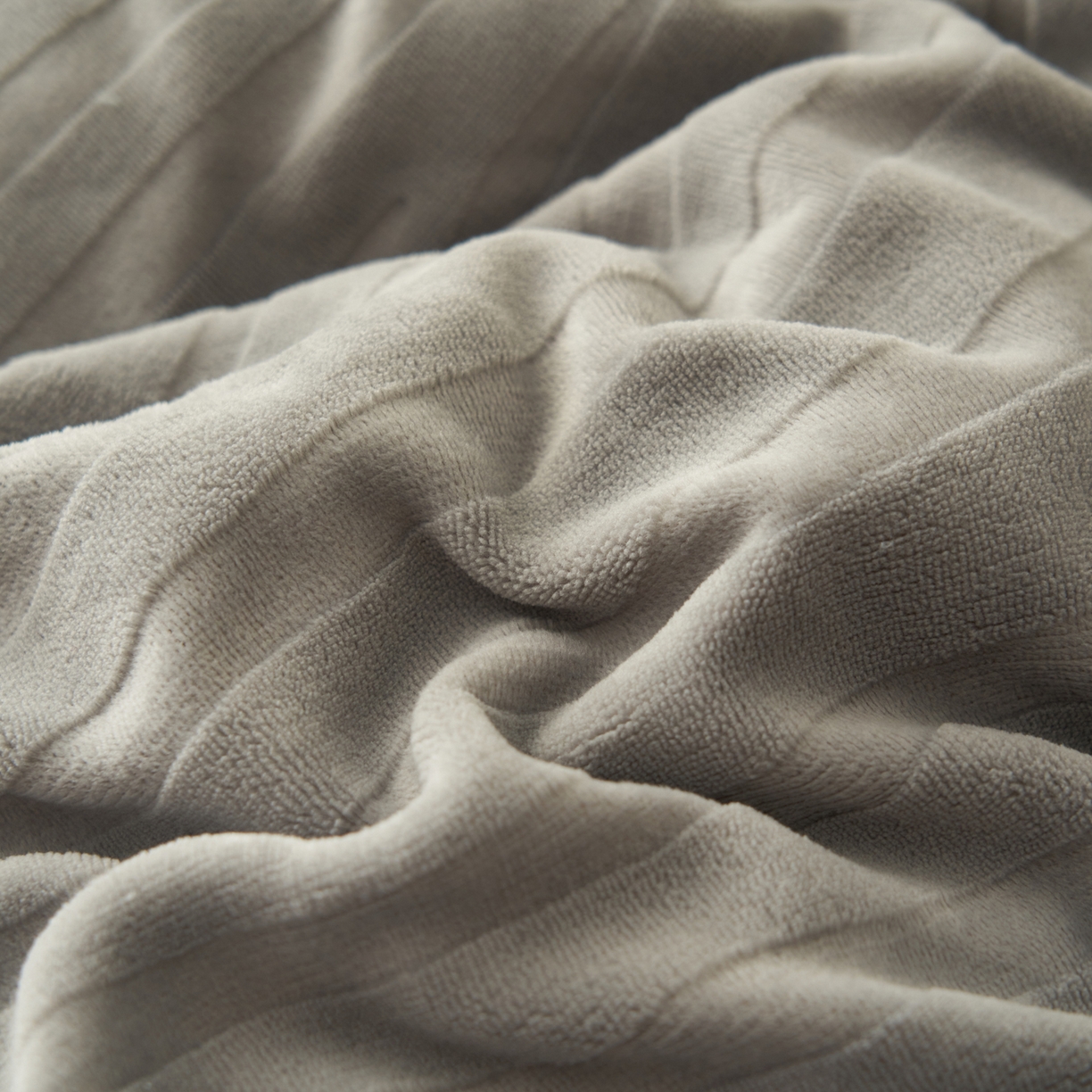 91家纺网 家纺一手货源 找家纺 寐绸家纺 2025秋冬新款230g牛奶绒曲线雕花四件套 宽条曲线四件套-浅灰