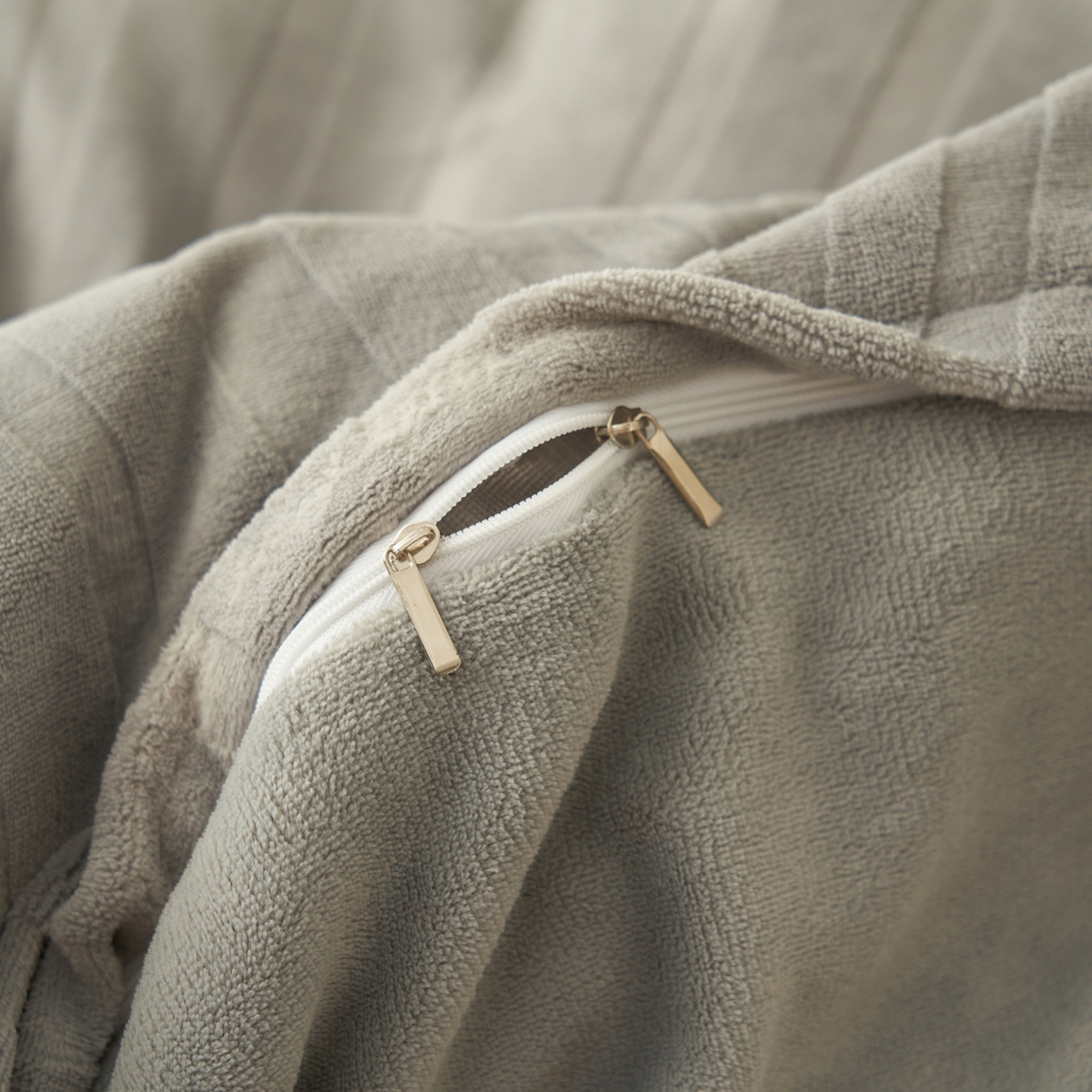 91家纺网 家纺一手货源 找家纺 寐绸家纺 2025秋冬新款230g牛奶绒曲线雕花四件套 宽条曲线四件套-浅灰