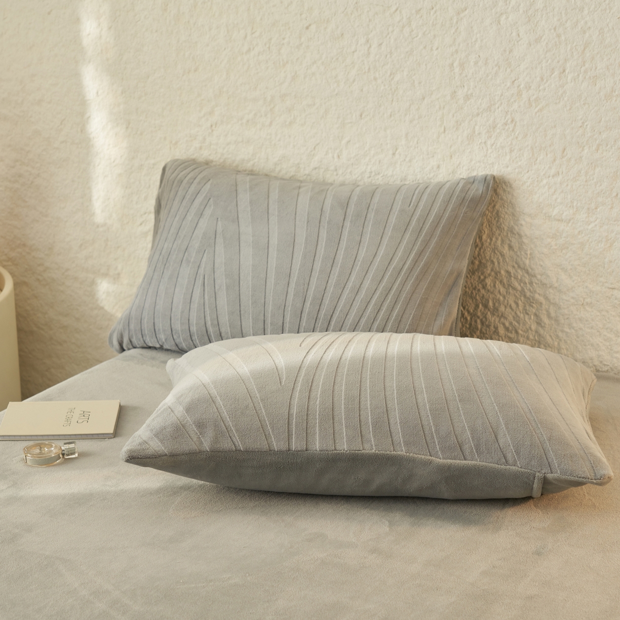 91家纺网 家纺一手货源 找家纺 寐绸家纺 2025秋冬新款230g牛奶绒曲线雕花四件套 宽条曲线四件套-浅灰