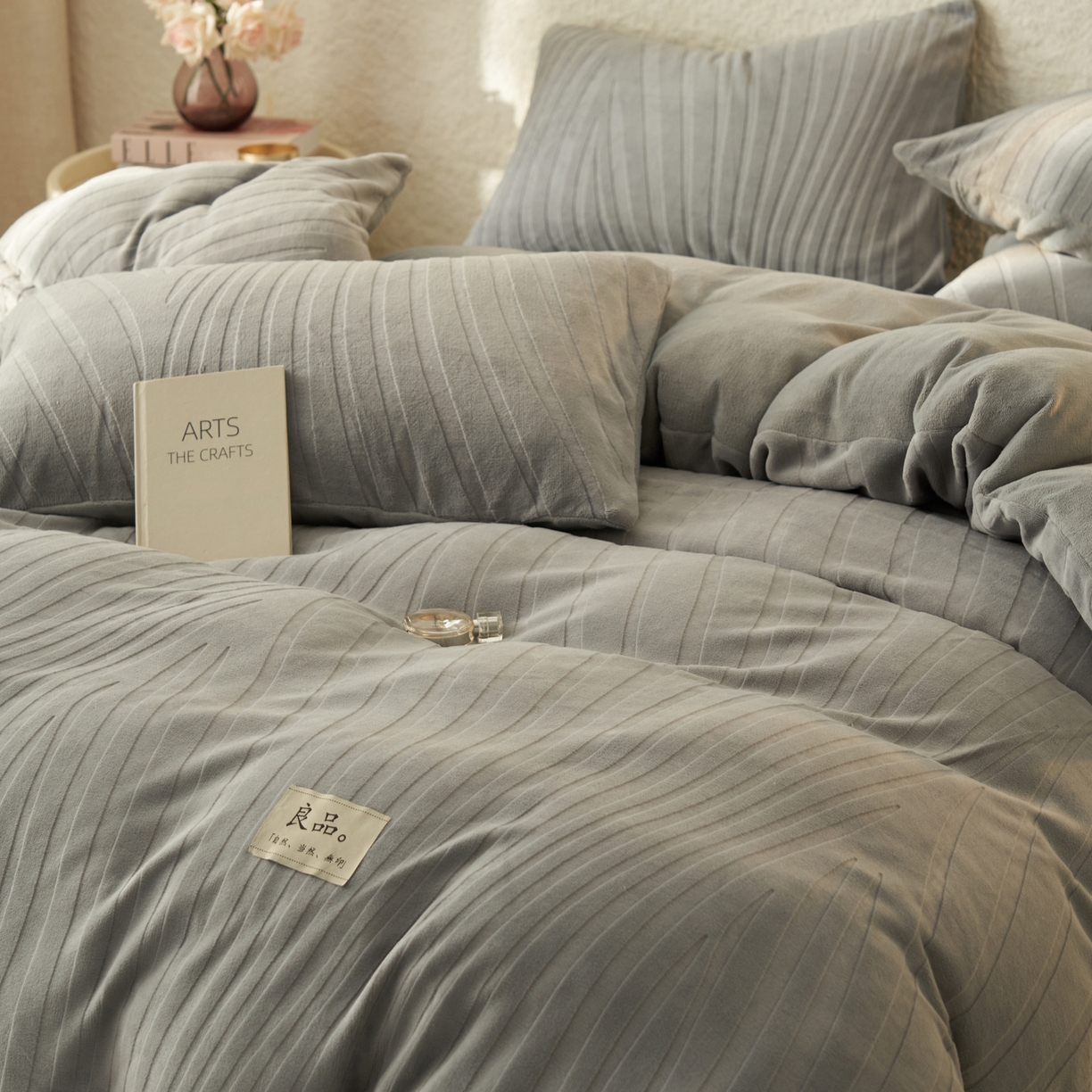 91家纺网 家纺一手货源 找家纺 寐绸家纺 2025秋冬新款230g牛奶绒曲线雕花四件套 宽条曲线四件套-浅灰