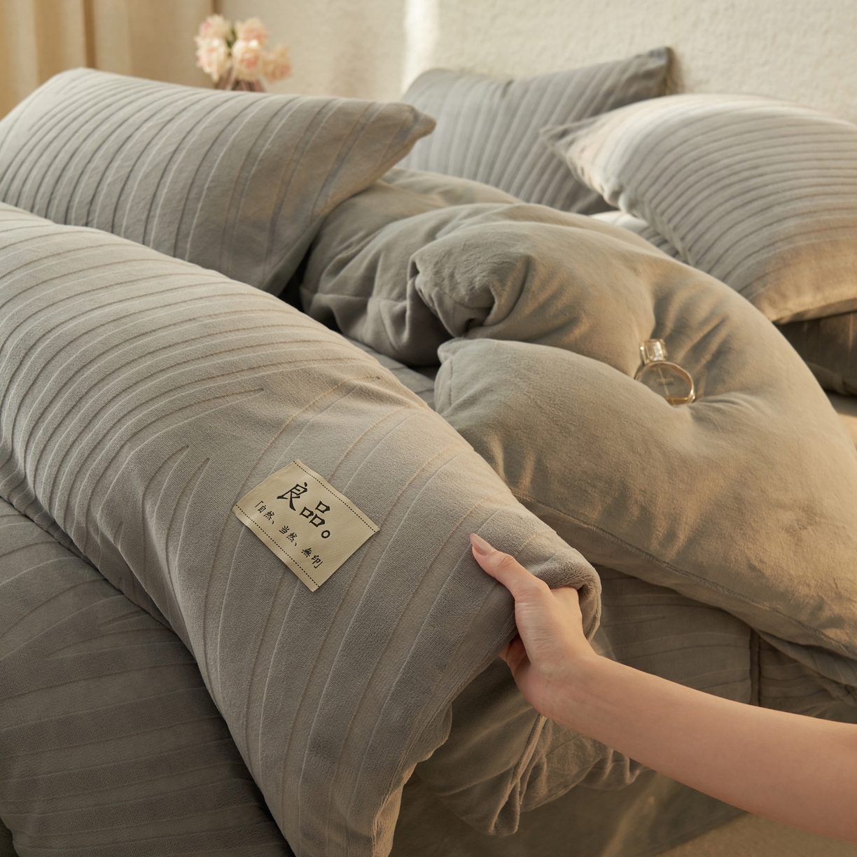91家纺网 家纺一手货源 找家纺 寐绸家纺 2025秋冬新款230g牛奶绒曲线雕花四件套 宽条曲线四件套-浅灰
