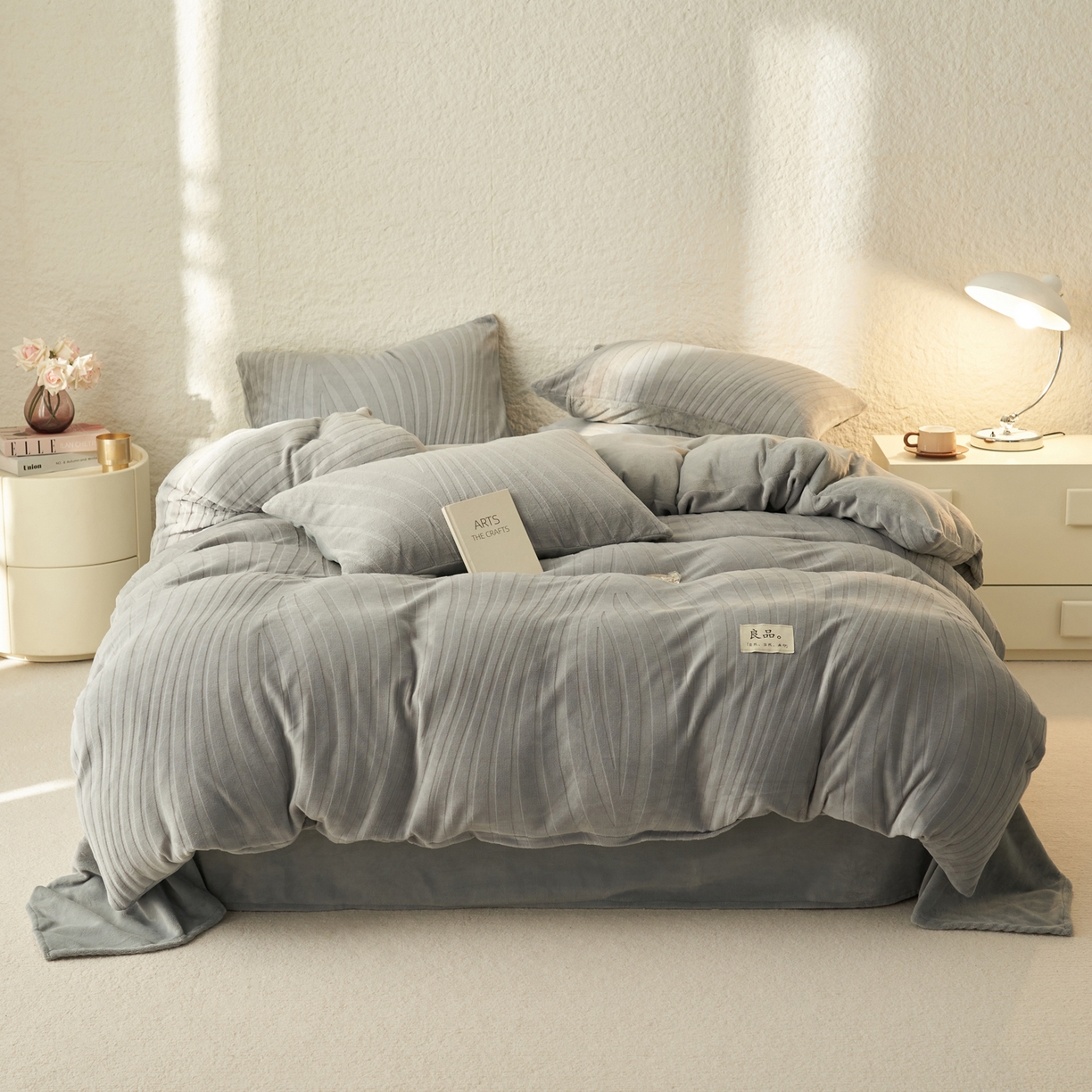 91家纺网 家纺一手货源 找家纺 寐绸家纺 2025秋冬新款230g牛奶绒曲线雕花四件套 宽条曲线四件套-浅灰