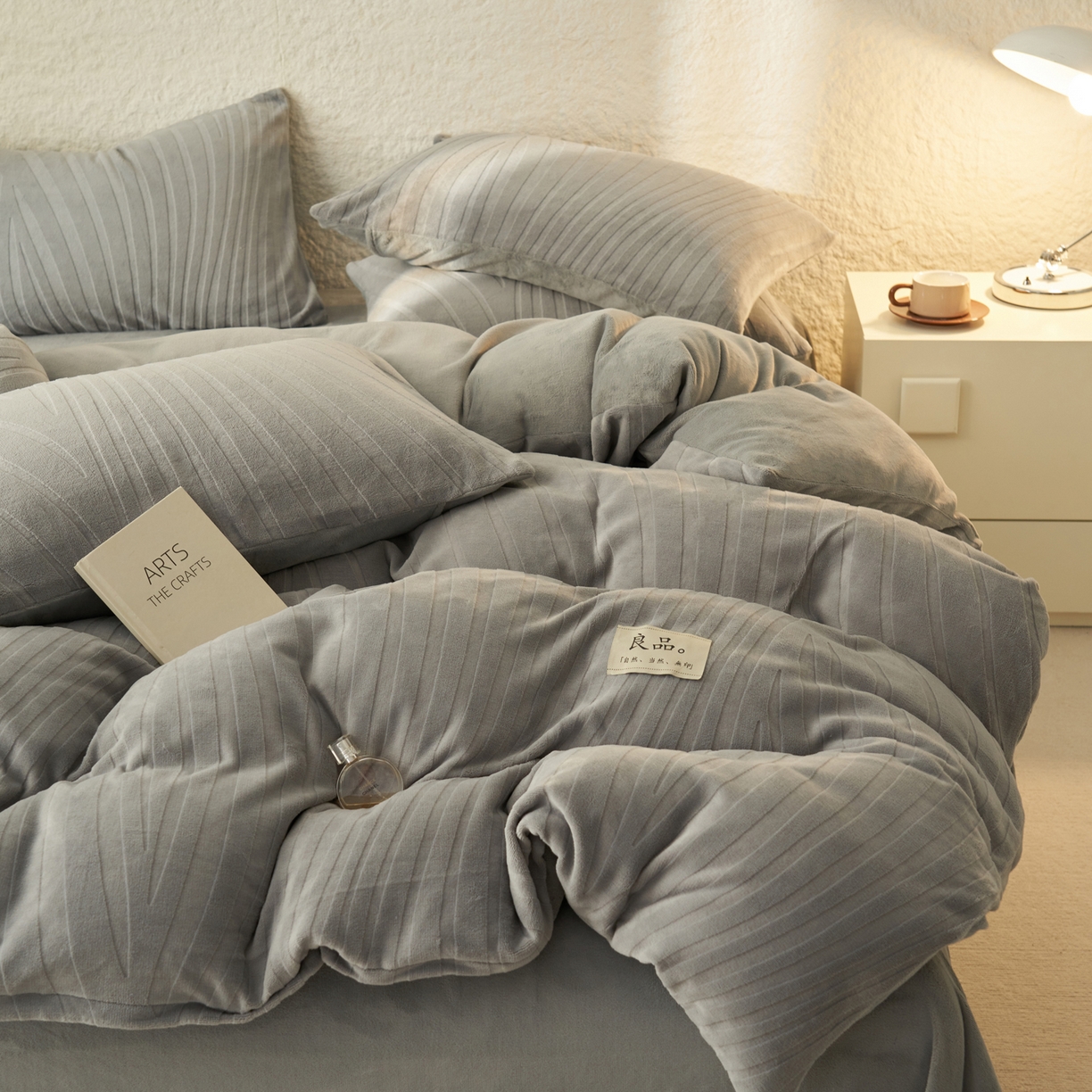 91家纺网 家纺一手货源 找家纺 寐绸家纺 2025秋冬新款230g牛奶绒曲线雕花四件套 宽条曲线四件套-浅灰