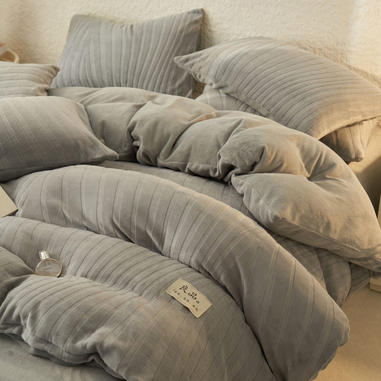 91家纺网 家纺一手货源 找家纺 寐绸家纺 2025秋冬新款230g牛奶绒曲线雕花四件套 宽条曲线四件套-浅灰