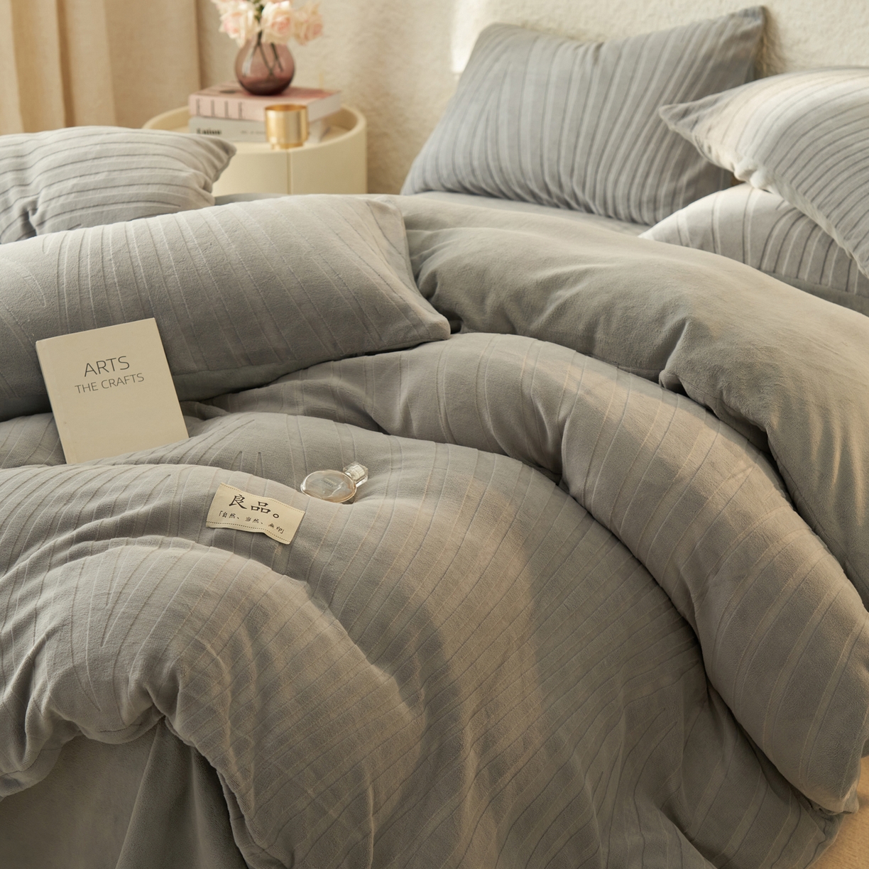 91家纺网 家纺一手货源 找家纺 寐绸家纺 2025秋冬新款230g牛奶绒曲线雕花四件套 宽条曲线四件套-浅灰