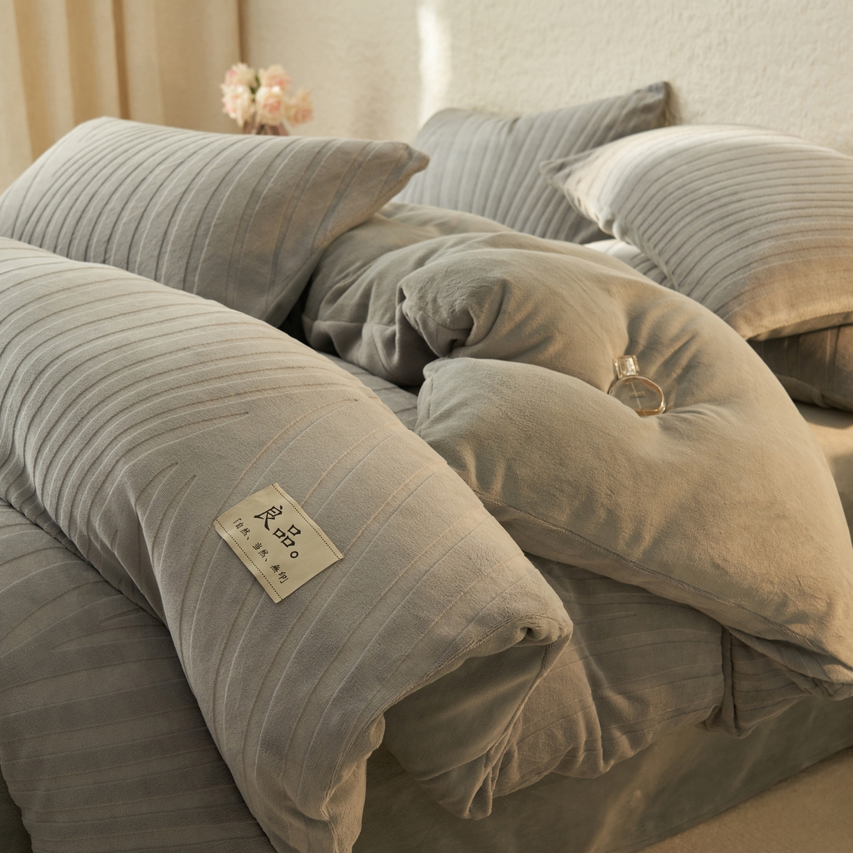 91家纺网 家纺一手货源 找家纺 寐绸家纺 2025秋冬新款230g牛奶绒曲线雕花四件套 宽条曲线四件套-浅灰