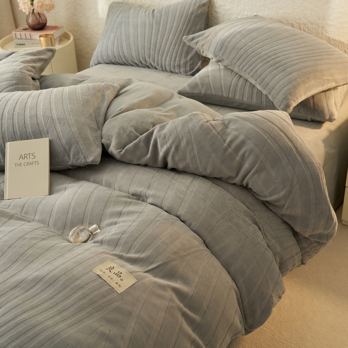 91家纺网 家纺一手货源 找家纺 寐绸家纺 2025秋冬新款230g牛奶绒曲线雕花四件套 宽条曲线四件套-浅灰