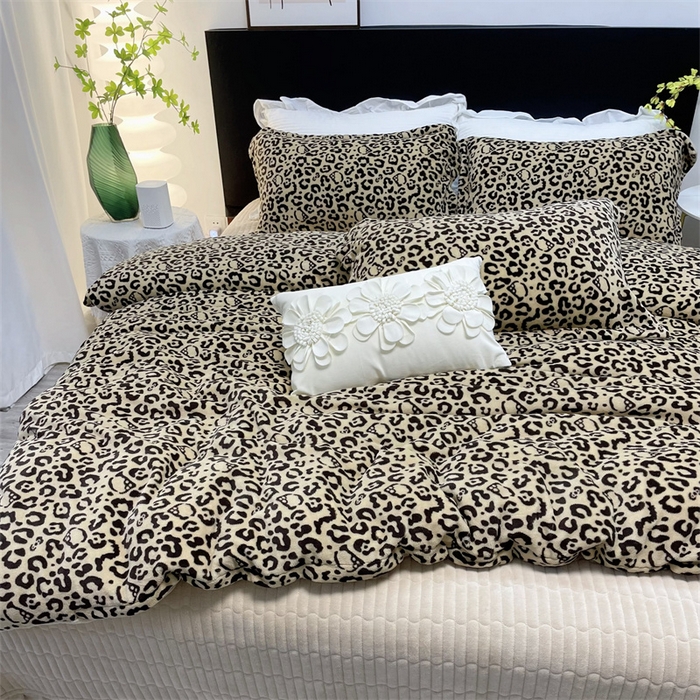 91家纺网 家纺一手货源 找家纺 富缦庭 2024新款直播爆款小清新印花牛奶绒床盖四件套 豹纹咖