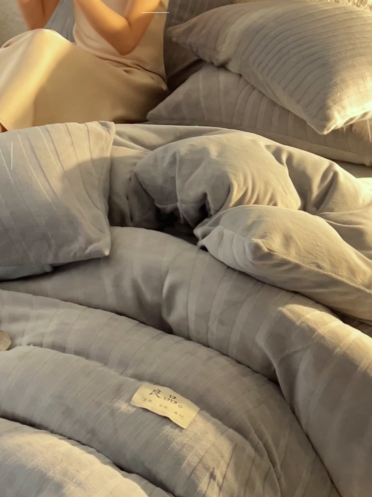 91家纺网 家纺一手货源 找家纺 寐绸家纺 2025秋冬新款230g牛奶绒曲线雕花四件套 宽条曲线四件套-浅灰