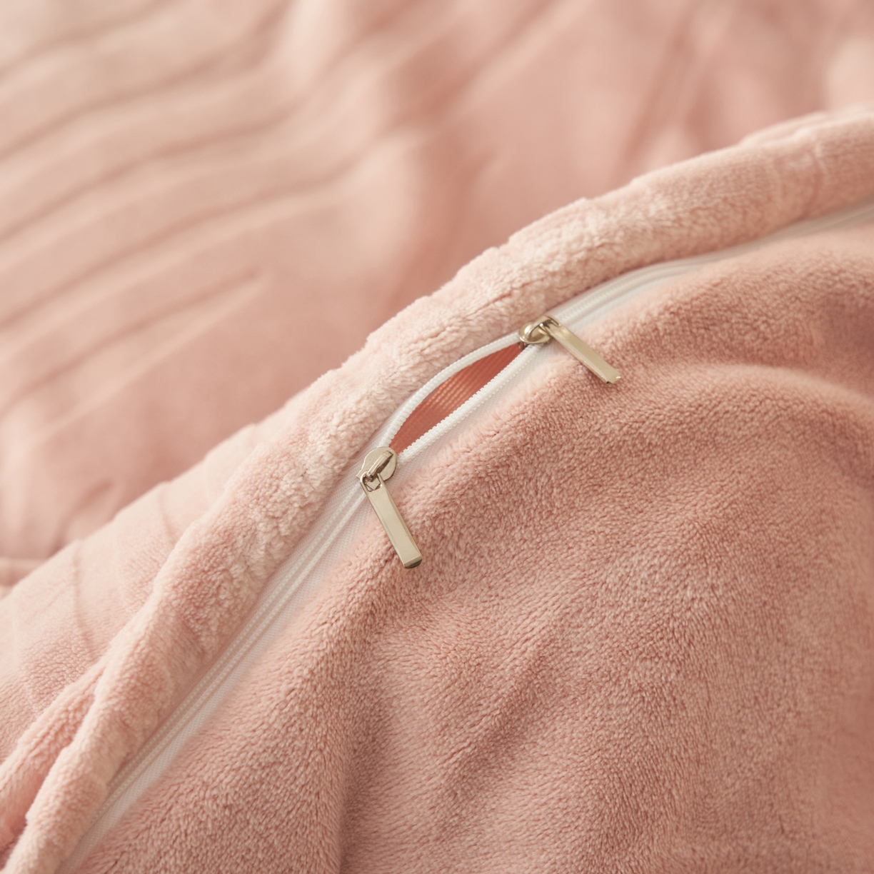 91家纺网 家纺一手货源 找家纺 寐绸家纺 2025秋冬新款230g牛奶绒曲线雕花四件套 宽条曲线四件套-豆沙