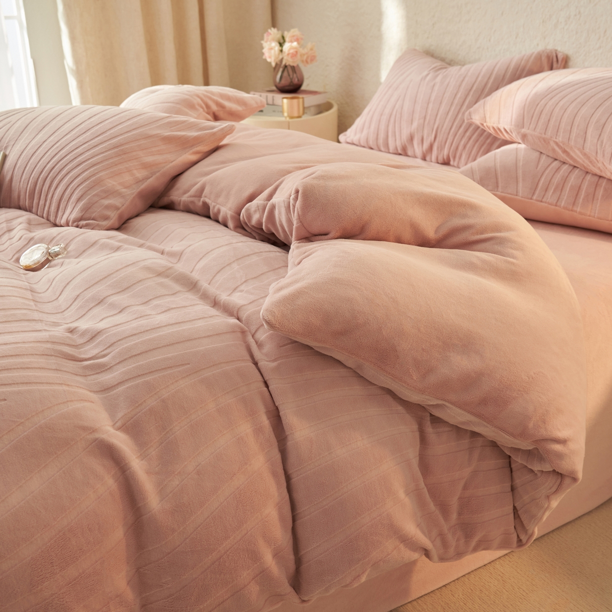 91家纺网 家纺一手货源 找家纺 寐绸家纺 2025秋冬新款230g牛奶绒曲线雕花四件套 宽条曲线四件套-豆沙