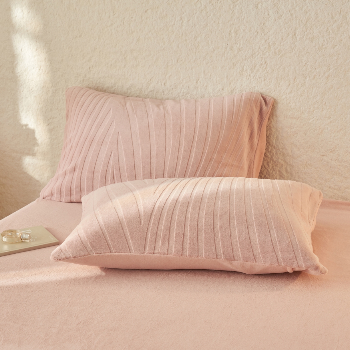 91家纺网 家纺一手货源 找家纺 寐绸家纺 2025秋冬新款230g牛奶绒曲线雕花四件套 宽条曲线四件套-豆沙