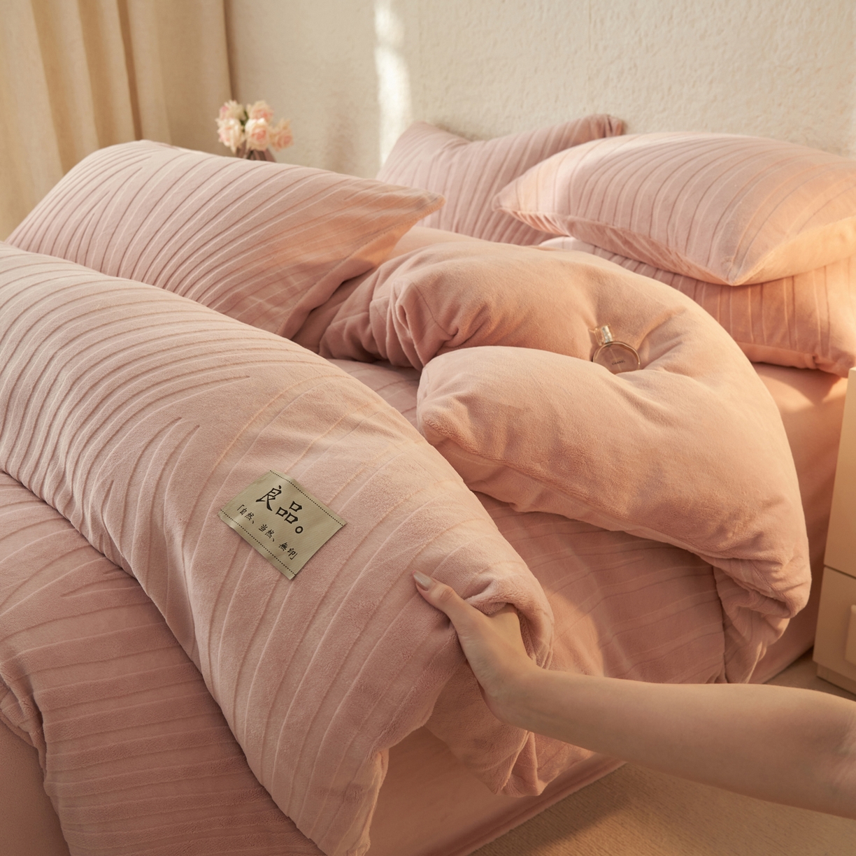 91家纺网 家纺一手货源 找家纺 寐绸家纺 2025秋冬新款230g牛奶绒曲线雕花四件套 宽条曲线四件套-豆沙