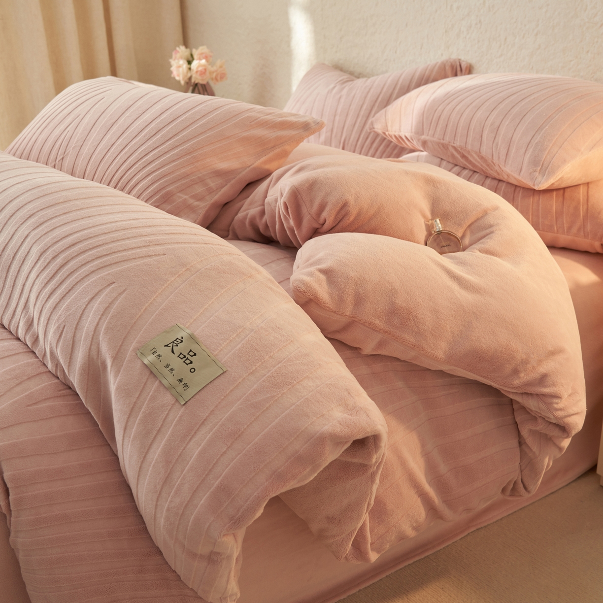 91家纺网 家纺一手货源 找家纺 寐绸家纺 2025秋冬新款230g牛奶绒曲线雕花四件套 宽条曲线四件套-豆沙