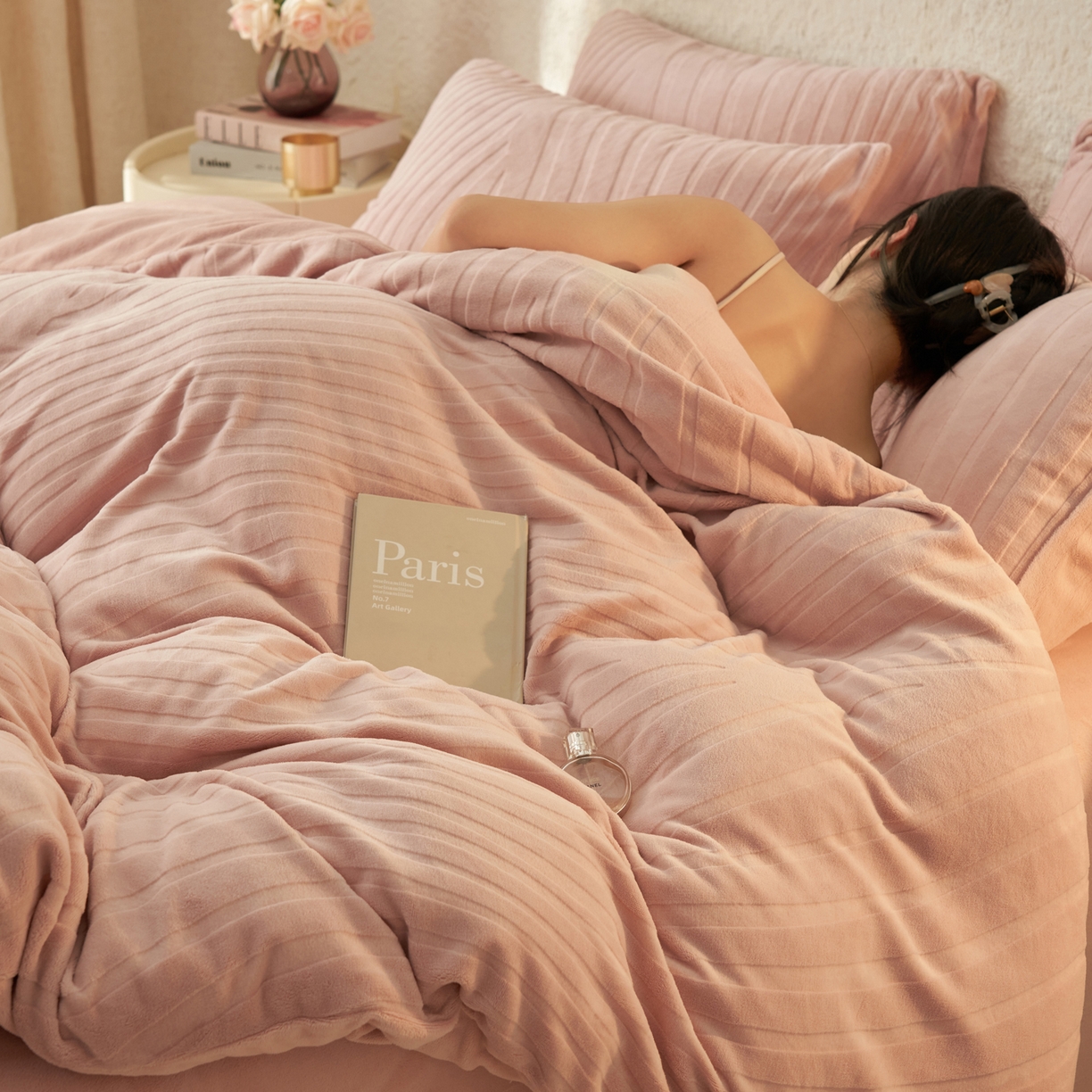 91家纺网 家纺一手货源 找家纺 寐绸家纺 2025秋冬新款230g牛奶绒曲线雕花四件套 宽条曲线四件套-豆沙