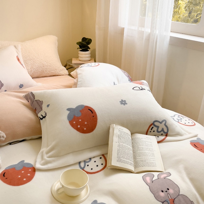 91家纺网 家纺一手货源 找家纺 宅部落 2025新款高克重牛奶绒卡通印花单被套 草莓兔