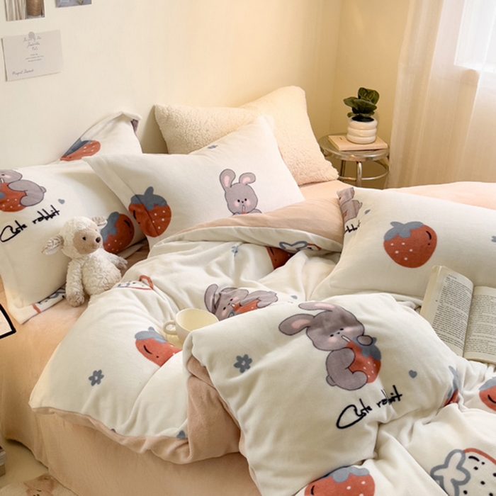 91家纺网 家纺一手货源 找家纺 宅部落 2025新款高克重牛奶绒卡通印花单被套 草莓兔