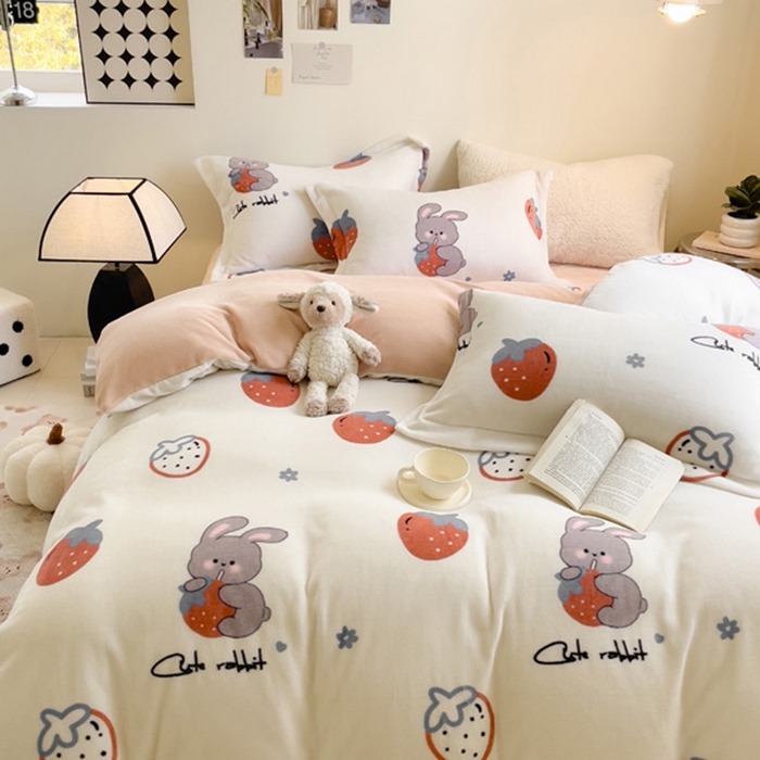 91家纺网 家纺一手货源 找家纺 宅部落 2025新款高克重牛奶绒卡通印花单被套 草莓兔