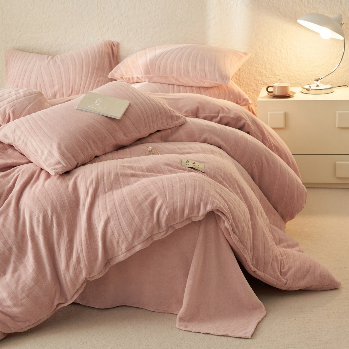 91家纺网 家纺一手货源 找家纺 寐绸家纺 2025秋冬新款230g牛奶绒曲线雕花四件套 宽条曲线四件套-豆沙