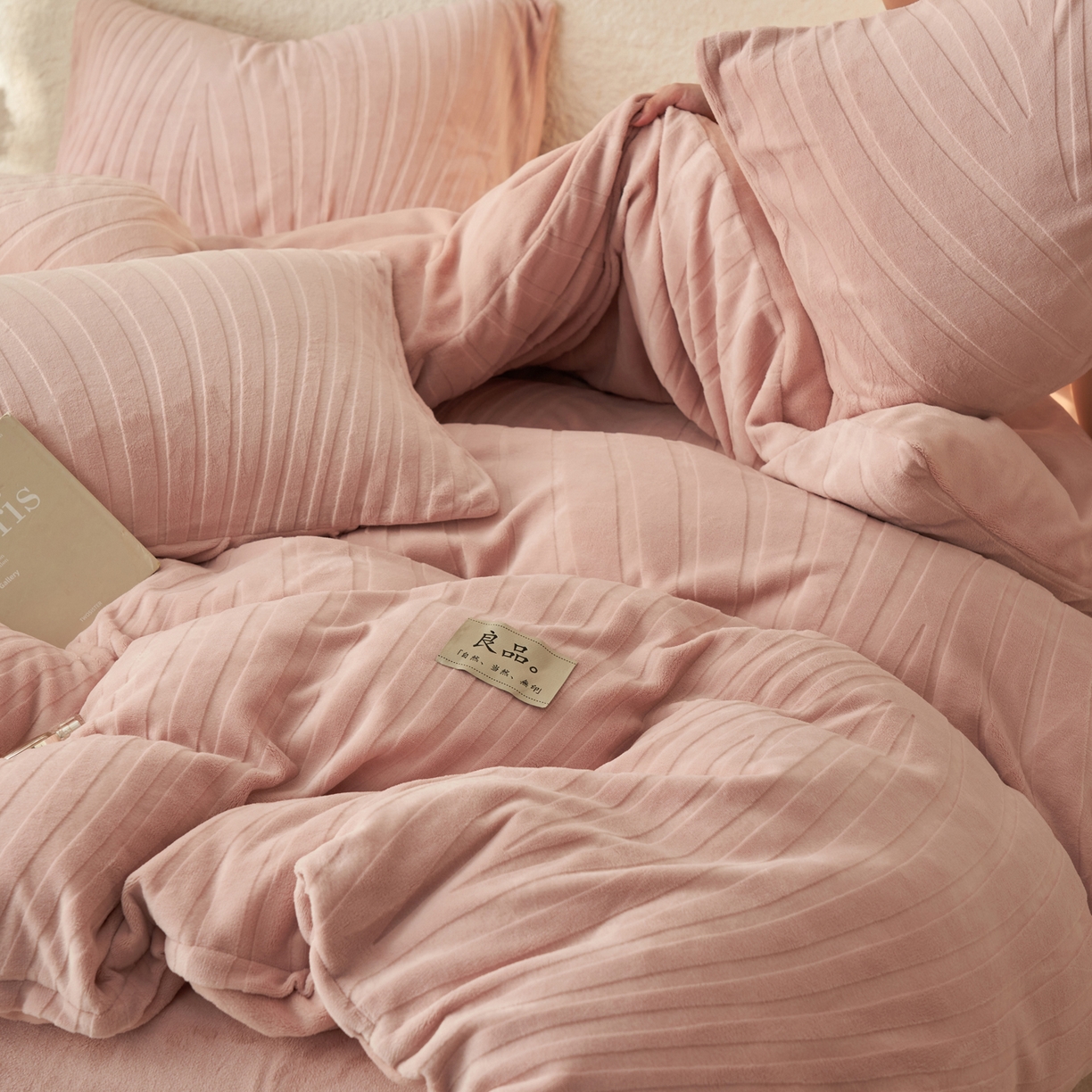 91家纺网 家纺一手货源 找家纺 寐绸家纺 2025秋冬新款230g牛奶绒曲线雕花四件套 宽条曲线四件套-豆沙