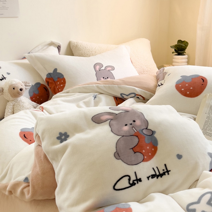 91家纺网 家纺一手货源 找家纺 宅部落 2025新款高克重牛奶绒卡通印花单被套 草莓兔