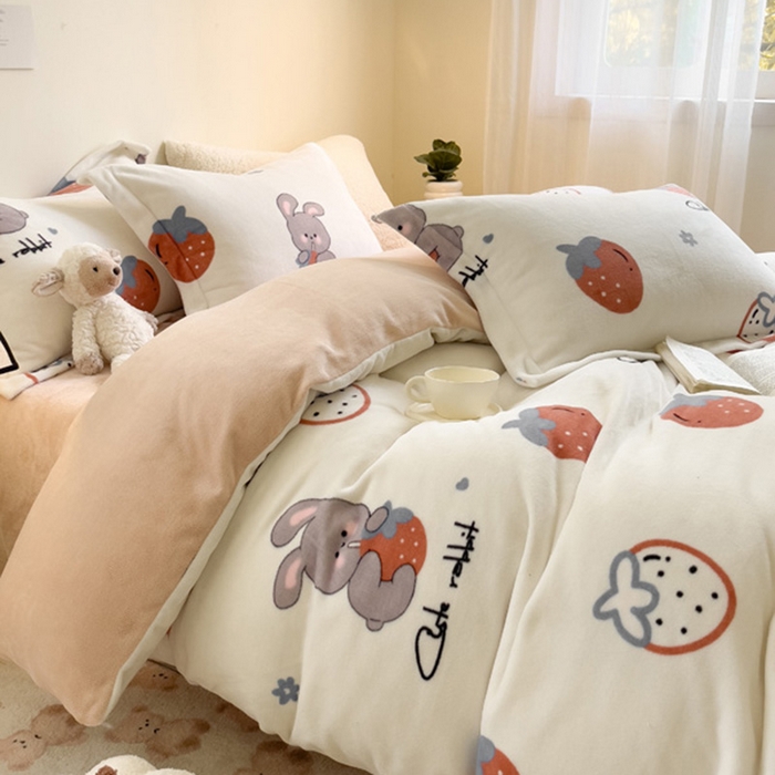 91家纺网 家纺一手货源 找家纺 宅部落 2025新款高克重牛奶绒卡通印花单被套 草莓兔