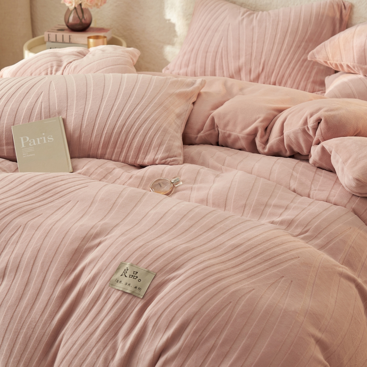 91家纺网 家纺一手货源 找家纺 寐绸家纺 2025秋冬新款230g牛奶绒曲线雕花四件套 宽条曲线四件套-豆沙