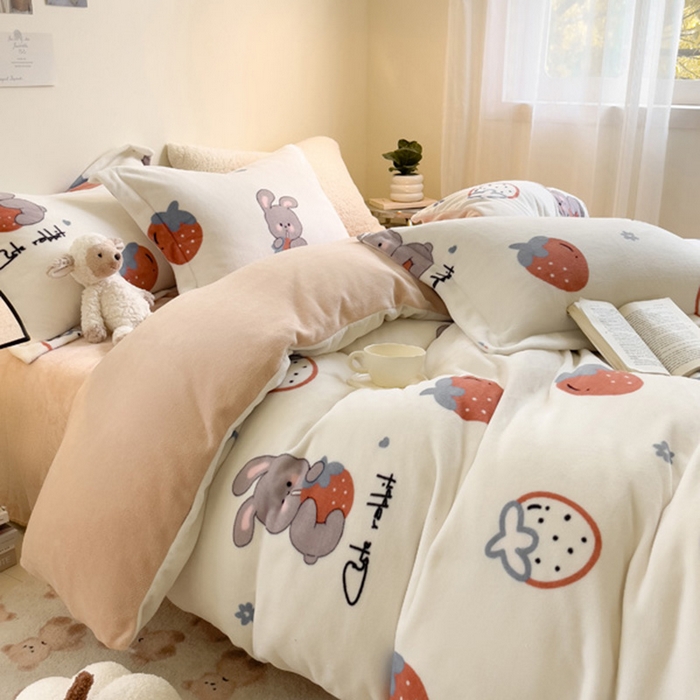 91家纺网 家纺一手货源 找家纺 宅部落 2025新款高克重牛奶绒卡通印花单被套 草莓兔