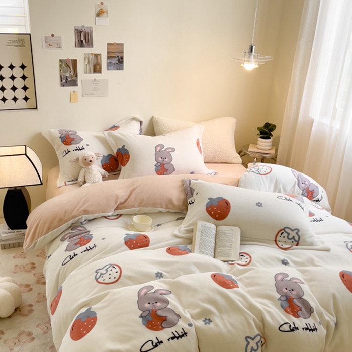 91家纺网 家纺一手货源 找家纺 宅部落 2025新款高克重牛奶绒卡通印花单被套 草莓兔