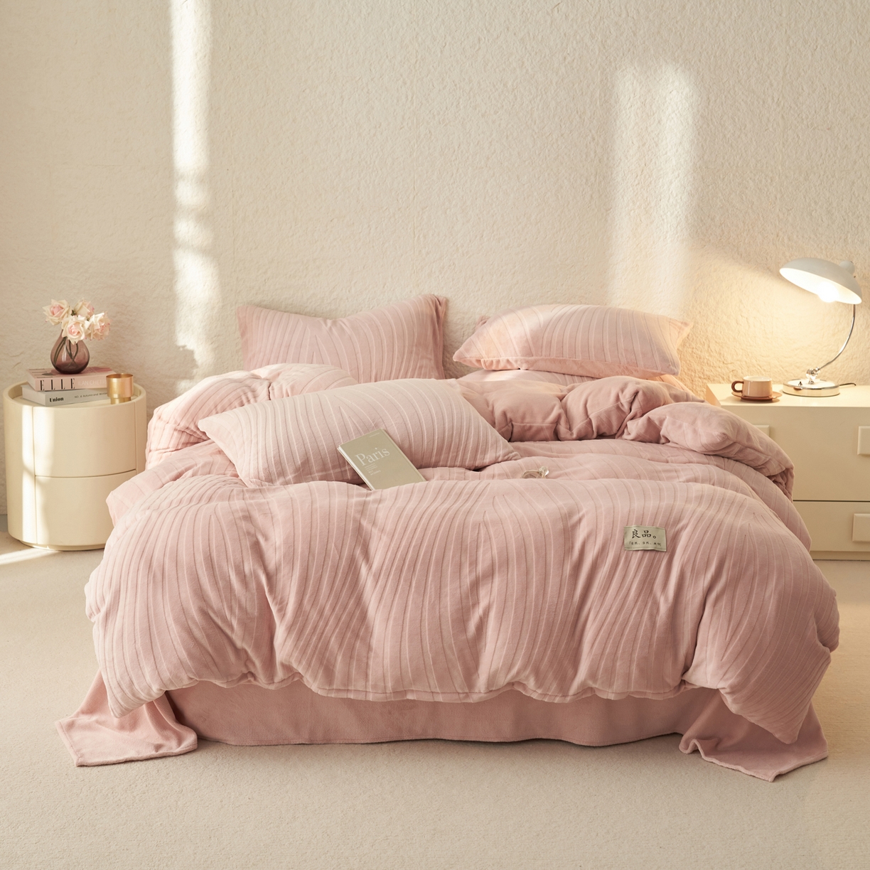 91家纺网 家纺一手货源 找家纺 寐绸家纺 2025秋冬新款230g牛奶绒曲线雕花四件套 宽条曲线四件套-豆沙