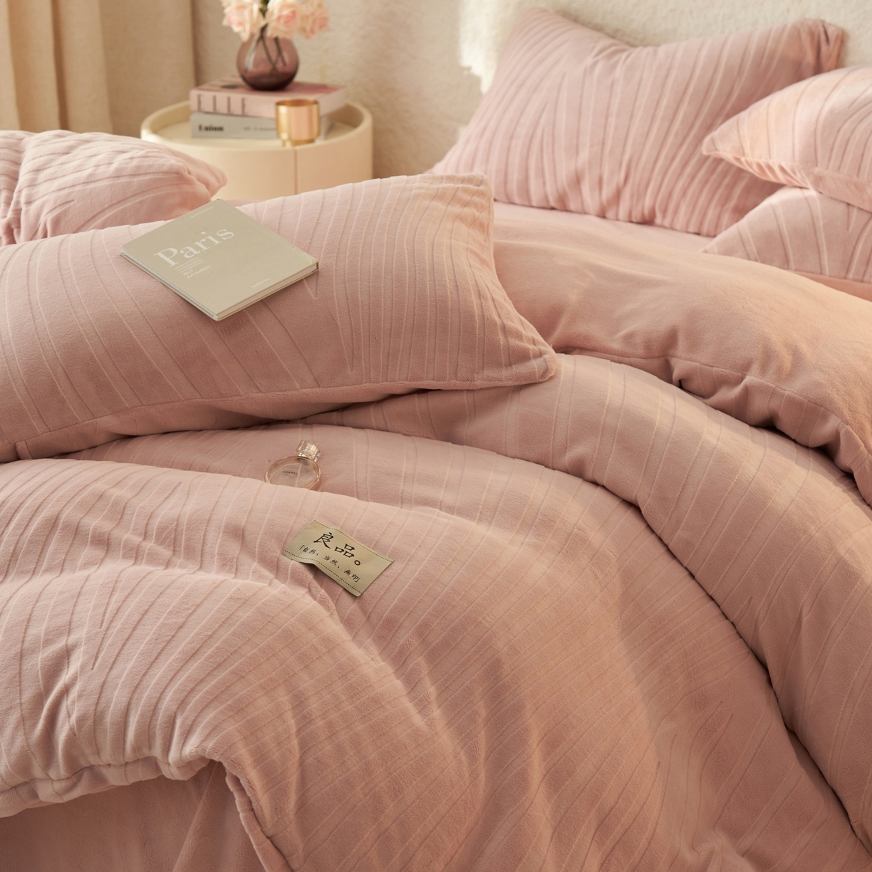 91家纺网 家纺一手货源 找家纺 寐绸家纺 2025秋冬新款230g牛奶绒曲线雕花四件套 宽条曲线四件套-豆沙