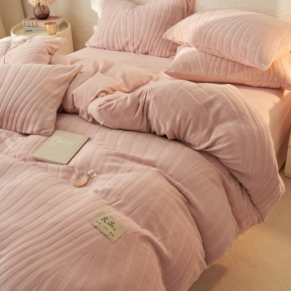 91家纺网 家纺一手货源 找家纺 寐绸家纺 2025秋冬新款230g牛奶绒曲线雕花四件套 宽条曲线四件套-豆沙