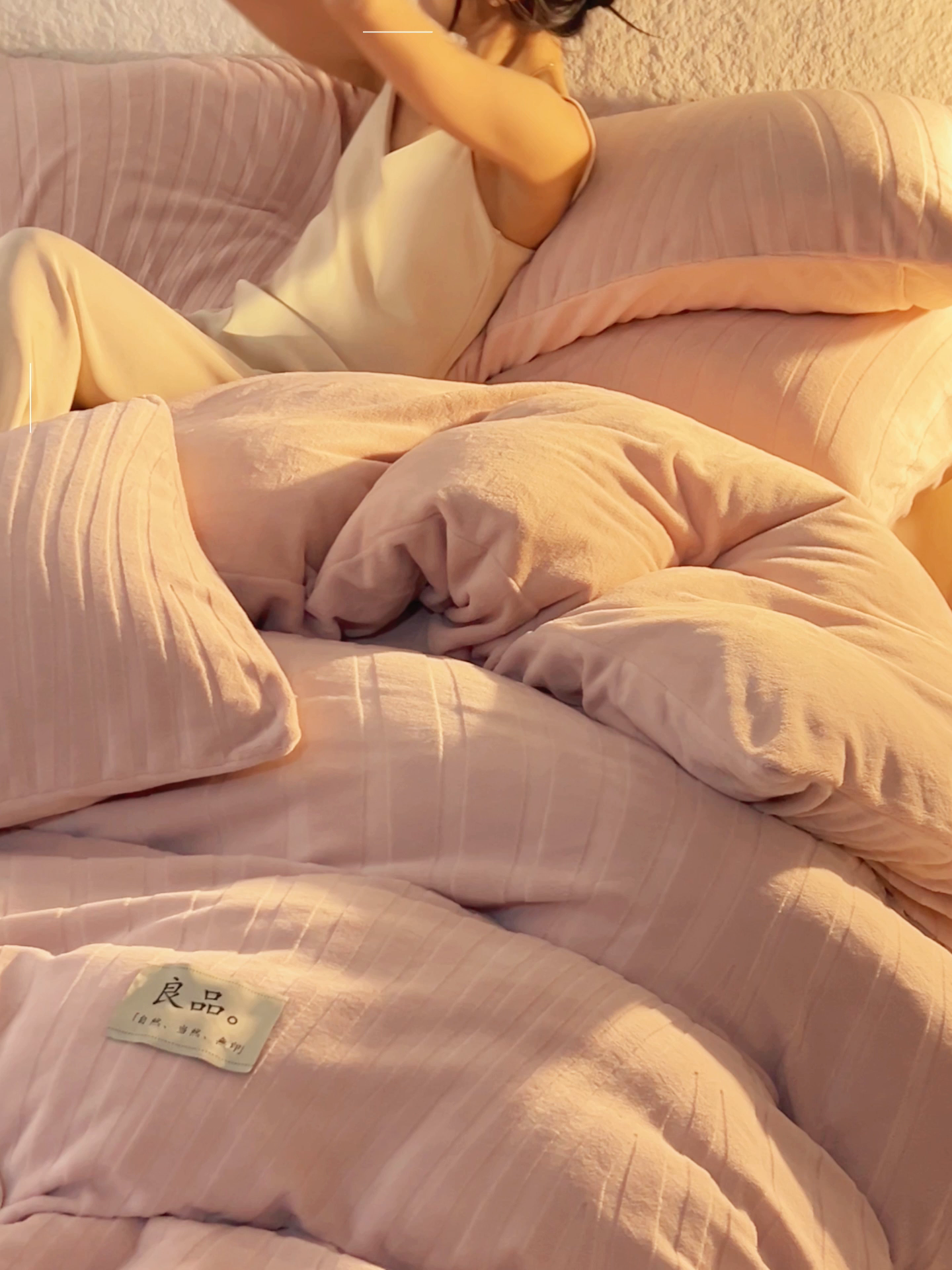 91家纺网 家纺一手货源 找家纺 寐绸家纺 2025秋冬新款230g牛奶绒曲线雕花四件套 宽条曲线四件套-豆沙