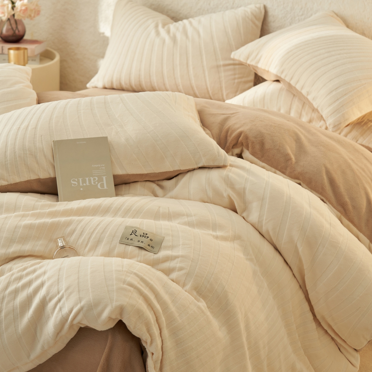 91家纺网 家纺一手货源 找家纺 寐绸家纺 2025秋冬新款230g牛奶绒曲线雕花四件套 宽条曲线四件套-奶白