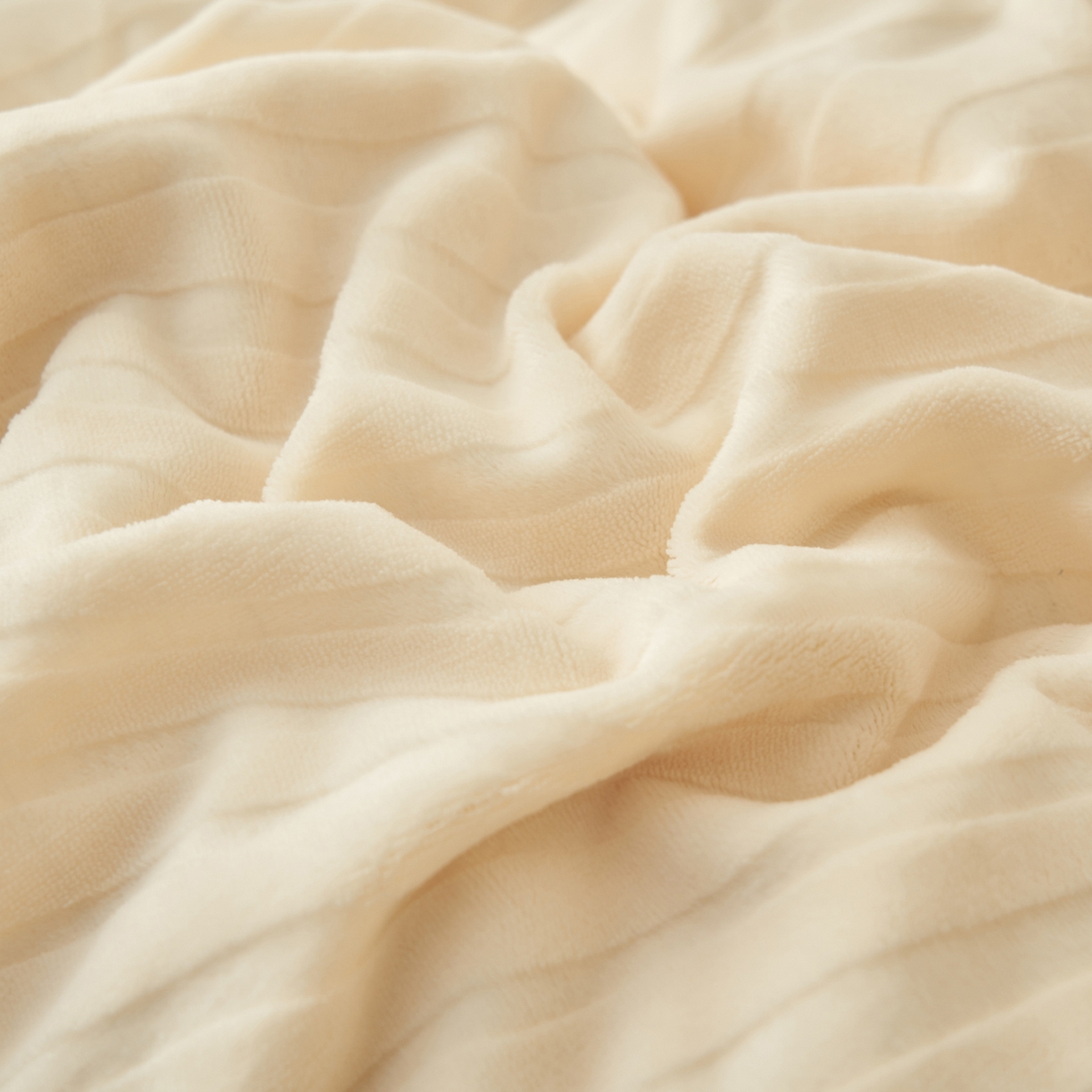 91家纺网 家纺一手货源 找家纺 寐绸家纺 2025秋冬新款230g牛奶绒曲线雕花四件套 宽条曲线四件套-奶白