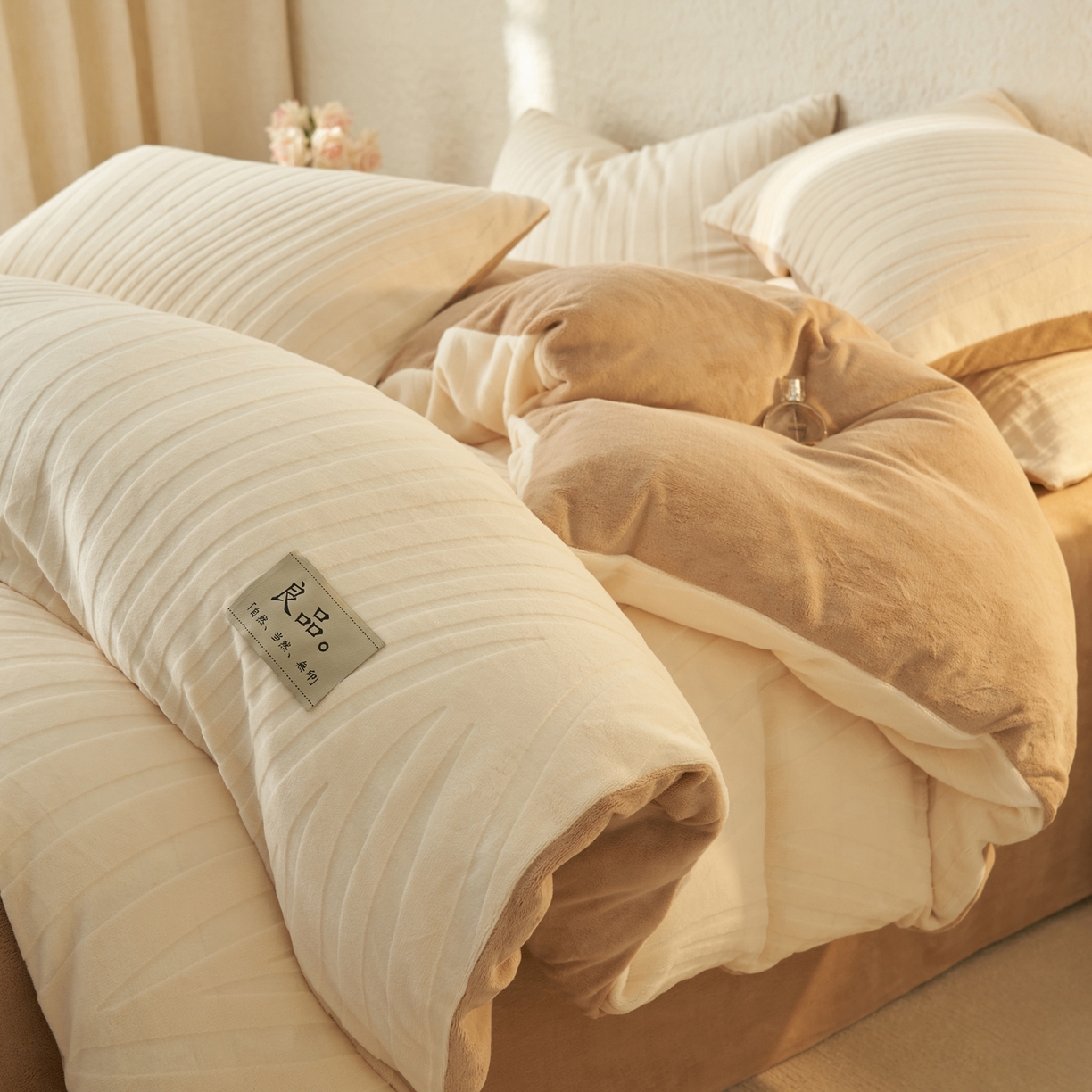 91家纺网 家纺一手货源 找家纺 寐绸家纺 2025秋冬新款230g牛奶绒曲线雕花四件套 宽条曲线四件套-奶白