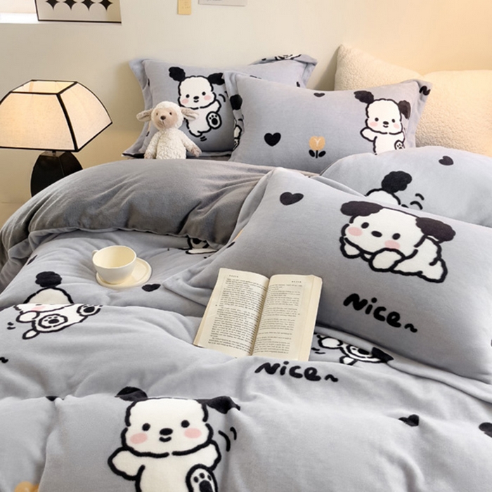 91家纺网 家纺一手货源 找家纺 宅部落 2025新款高克重牛奶绒卡通印花单被套 快乐小汪汪