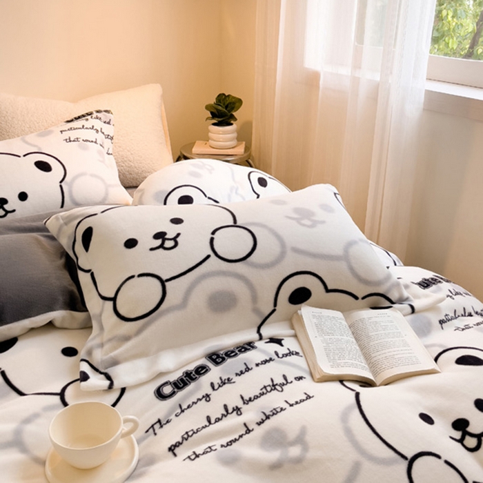 91家纺网 家纺一手货源 找家纺 宅部落 2025新款高克重牛奶绒卡通印花单被套 小熊熊