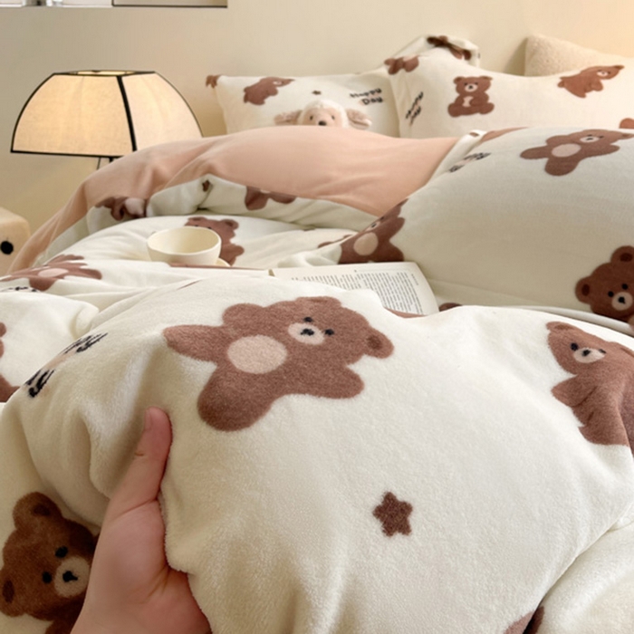 91家纺网 家纺一手货源 找家纺 宅部落 2025新款高克重牛奶绒卡通印花单被套 小棕熊