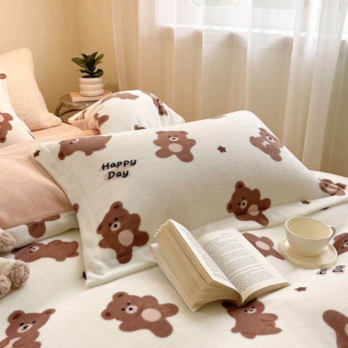 91家纺网 家纺一手货源 找家纺 宅部落 2025新款高克重牛奶绒卡通印花单被套 小棕熊