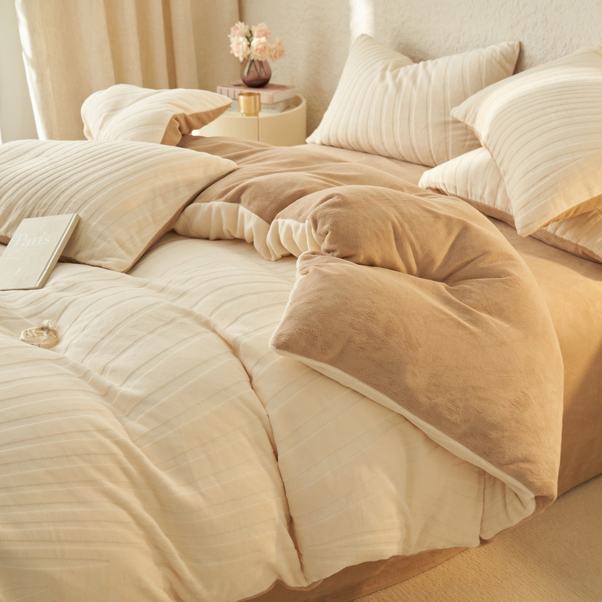 91家纺网 家纺一手货源 找家纺 寐绸家纺 2025秋冬新款230g牛奶绒曲线雕花四件套 宽条曲线四件套-奶白