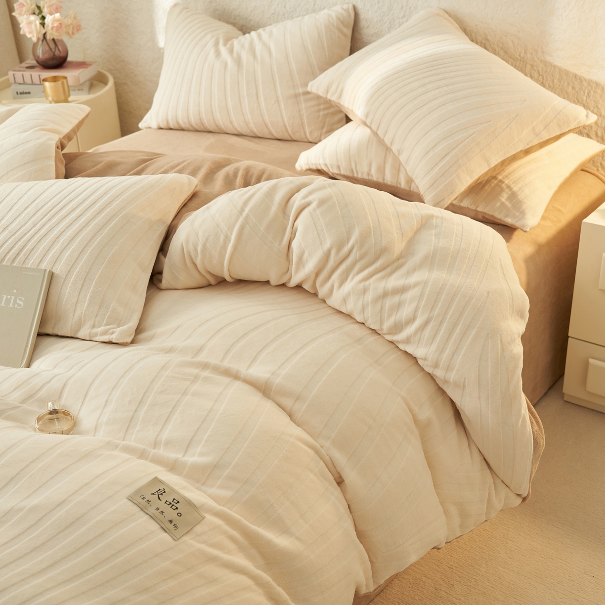 91家纺网 家纺一手货源 找家纺 寐绸家纺 2025秋冬新款230g牛奶绒曲线雕花四件套 宽条曲线四件套-奶白