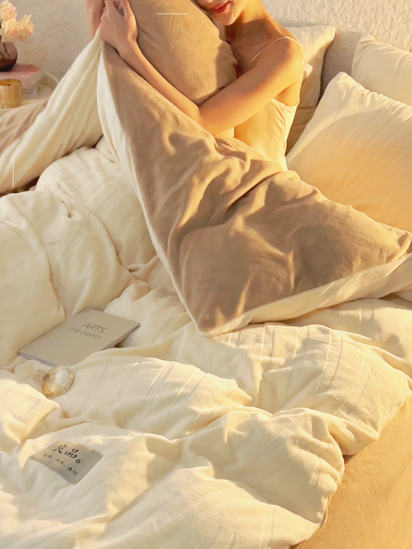 91家纺网 家纺一手货源 找家纺 寐绸家纺 2025秋冬新款230g牛奶绒曲线雕花四件套 宽条曲线四件套-奶白