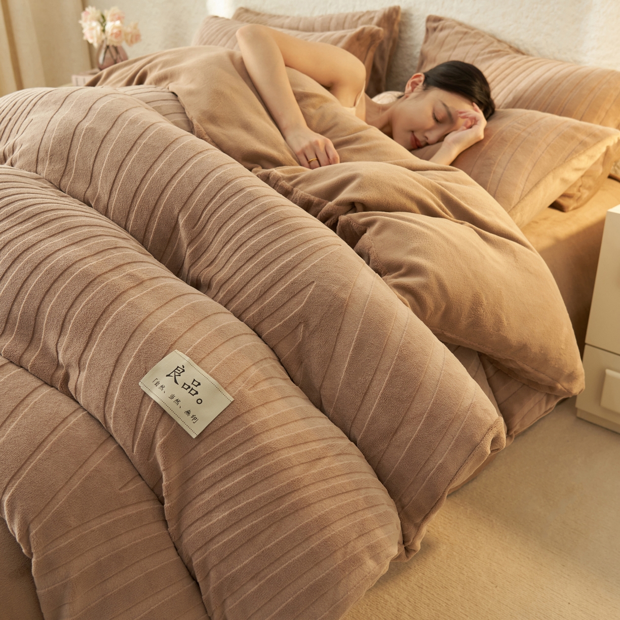 寐绸家纺 2025秋冬新款230g牛奶绒曲线雕花四件套 宽条曲线四件套-奶茶咖